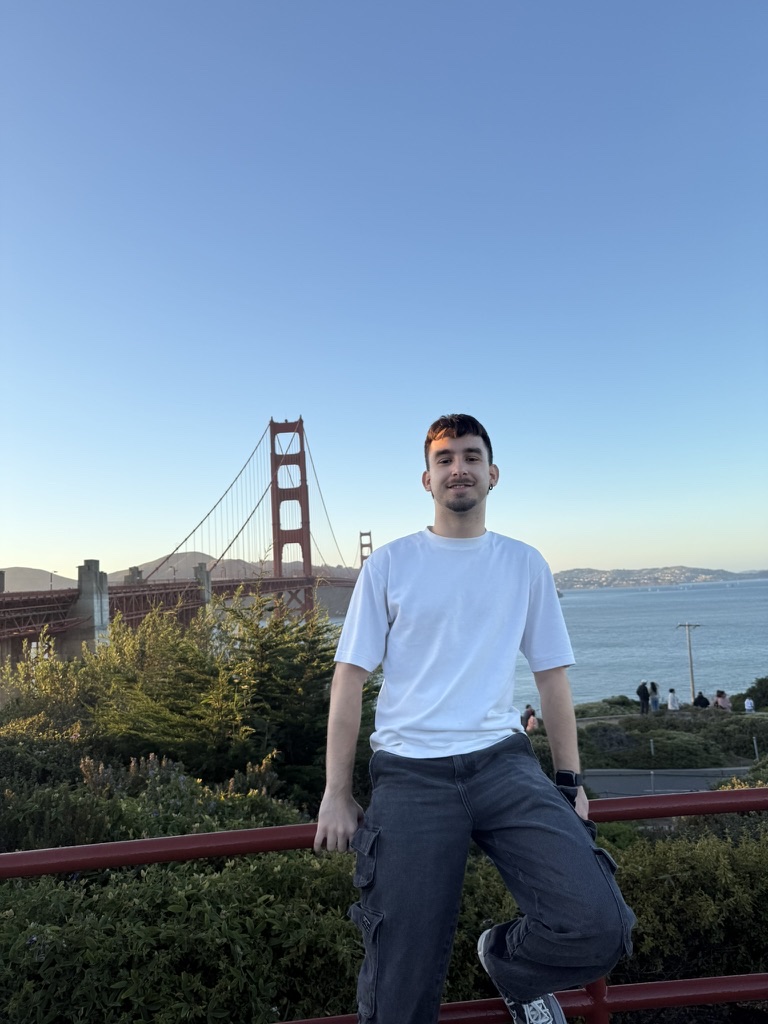 Goran Miletic in front of the Golden Gate Bridge